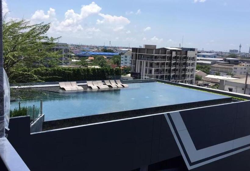 Студио Стандарт Вид на Бассейн, Ideo S115 New Luxury Condominium At Sukhumvit 115