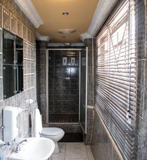 غرفة قياسية رباعية, Lenasia Guest Lodge