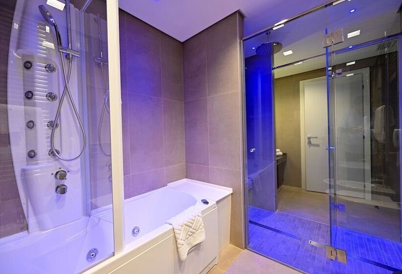 Люкс Кровать Кинг, Doubletree By Hilton Hotel Yerevan City Centre