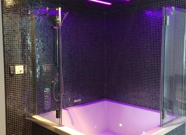חדק דלוקס עם ג'קוזי, Olux Hotel Motel Suites
