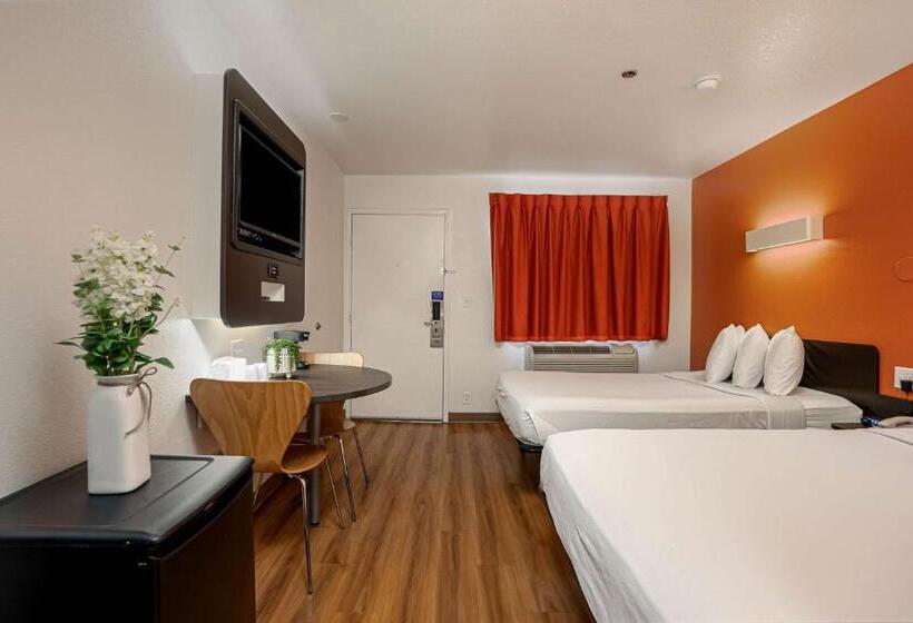 Четырехместный Номер Стандарт, Motel 6temecula, Ca  Historic Old Town