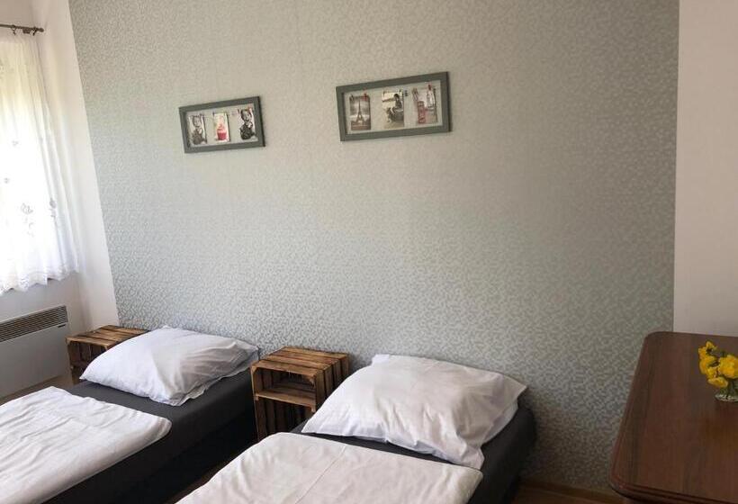 اتاق استاندارد با سرویس بهداشتی مشترک, Hgs Home Noclegi Pracownicze Parking , łazienki