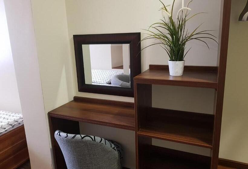 Номер Deluxe, Marcus