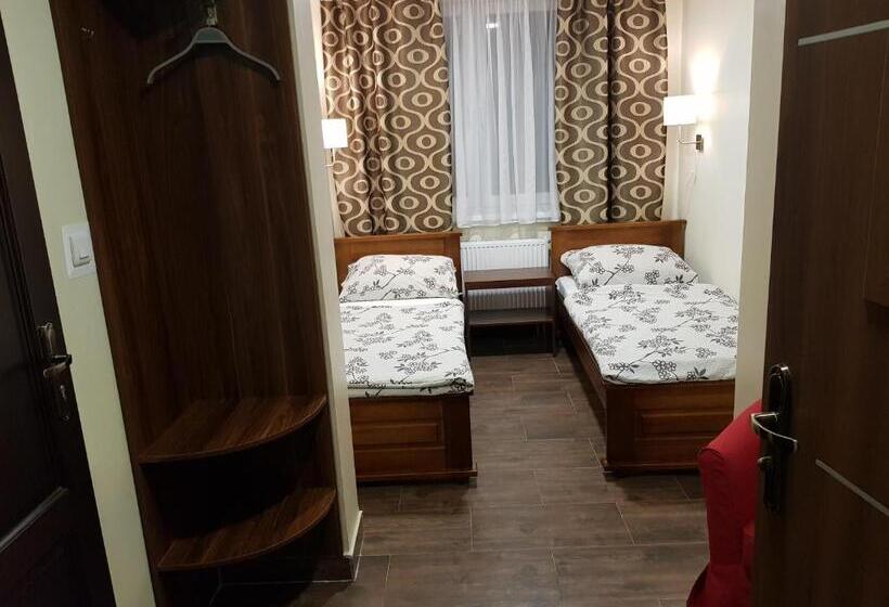 Номер Deluxe, Marcus