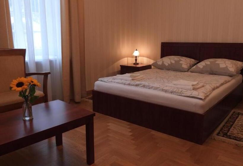 Номер Стандарт Трехместный, Pokoje Gościnne Pałac W Balicach Instytut Zootechniki Pib