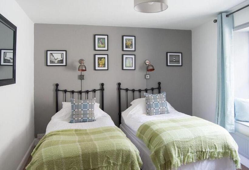 Номер Стандарт, The Crown Aldbourne