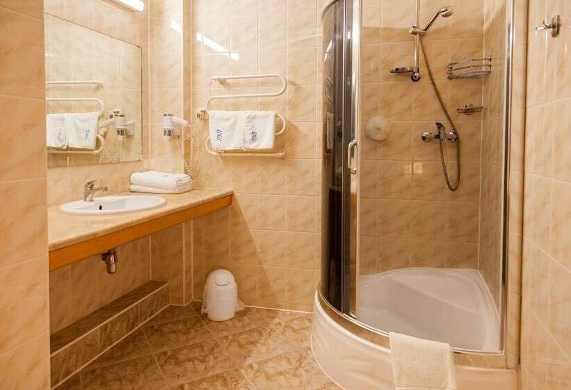 اتاق استاندارد سه نفره, To Tu
