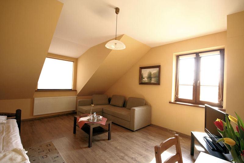 شقة غرفة واحدة, Pod Kolumnami