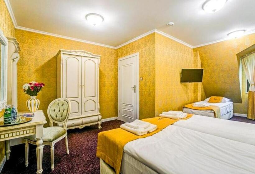 Четырехместный Номер Deluxe, Royal Palace Centrum Bankietowe