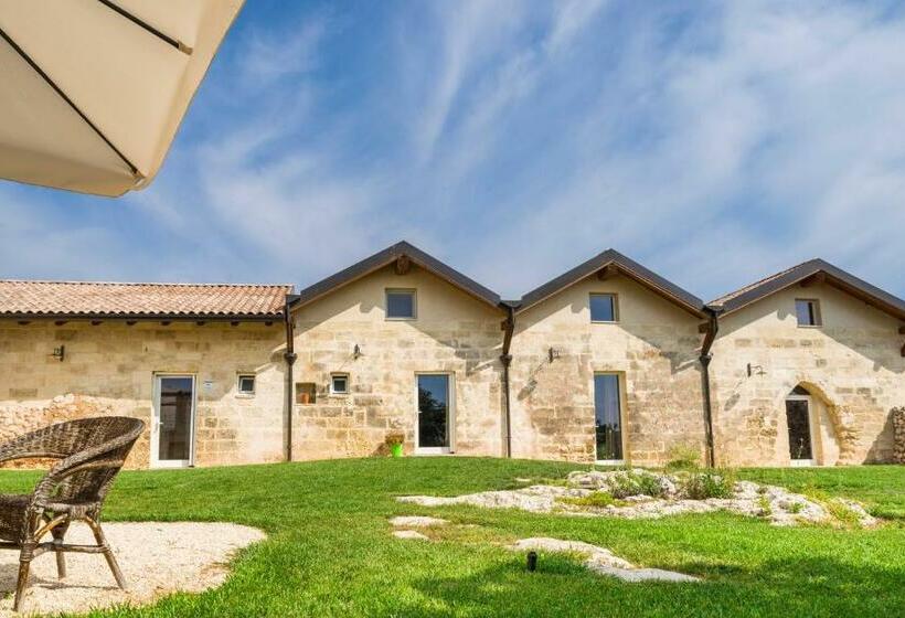 سوئیت جونیور با چشم‌انداز باغ, Falcon Country Suite