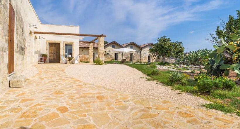 سوییت با چشم‌انداز باغ, Falcon Country Suite