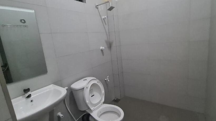 Кровать в Общей Комнате, Ceylon Lodge   Airport Transit Hostel