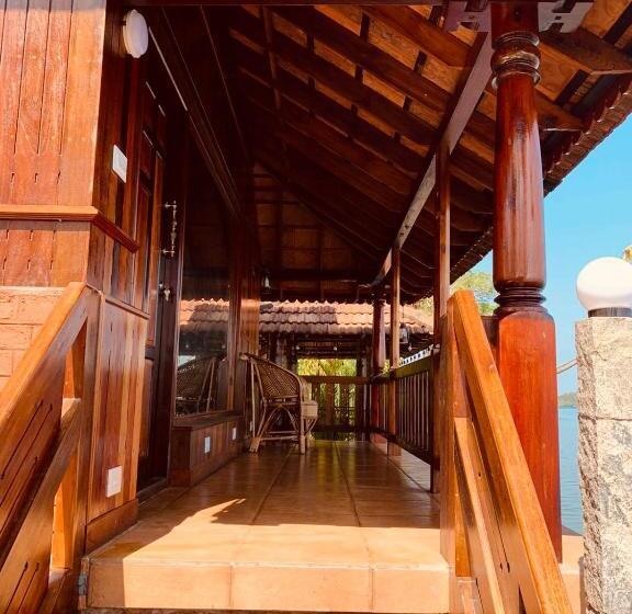 Номер Стандарт Вид на Озеро, Cherai Lake Resort