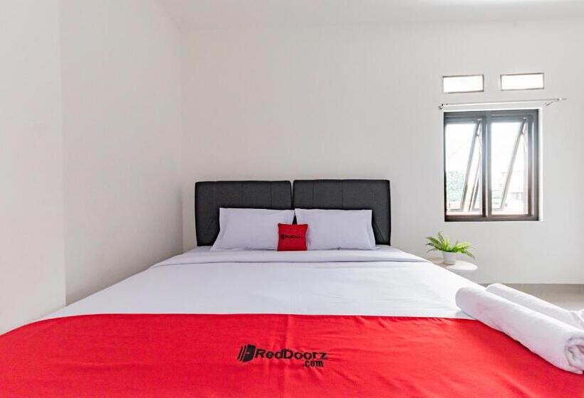 Номер Deluxe, Reddoorz @ Suryakencana Bogor
