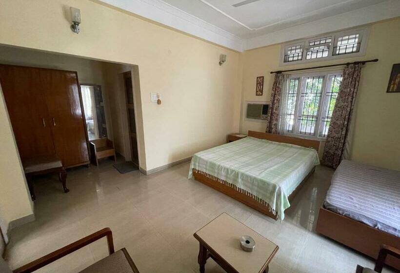 Трехместный Номер Стандарт с Балконом, The Choudhury Manor Homestay