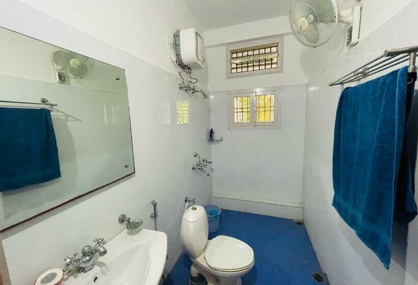 Трехместный Номер Стандарт с Балконом, The Choudhury Manor Homestay
