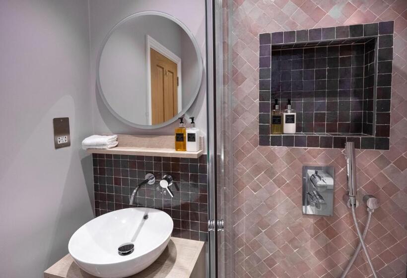 חדר דלוקס, The Kings Arms