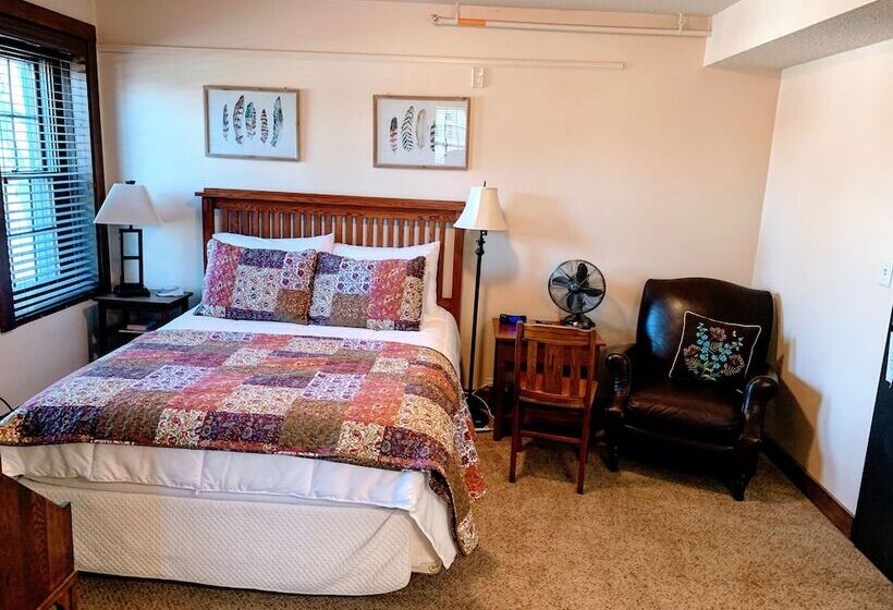 Номер Стандарт, Iowa House Historic Inn