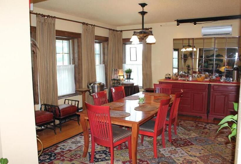Люкс Повышенной Комфортности, Iowa House Historic Inn