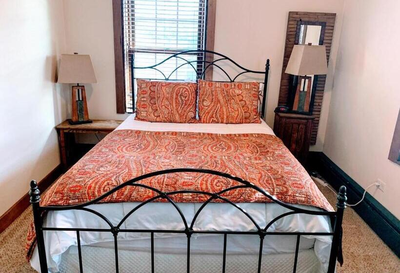 Номер Стандарт, Iowa House Historic Inn