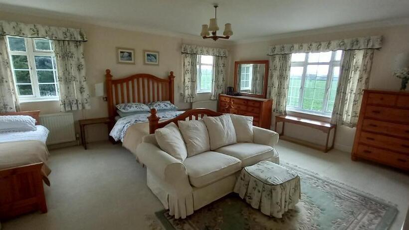 سوییت خانوادگی, Plumpton House
