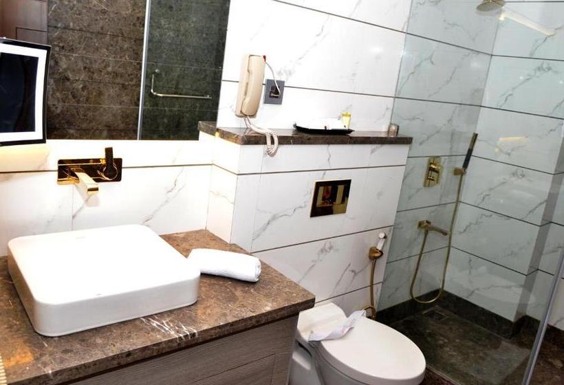 اتاق کلاب, Sawera Grand