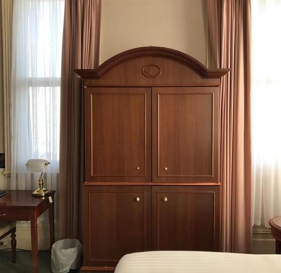 스위트 킹사이즈 침대, The Hotel Shamrock