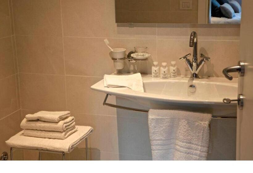 Номер Стандарт Трехместный, La Villetta Suite
