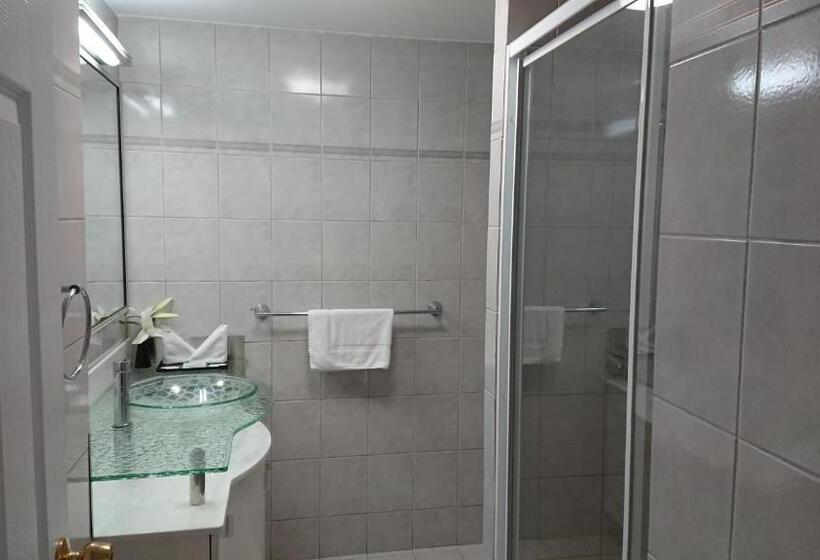 2 Bedroom Apartment with Views, Surfers Hawaiian Holiday Apartments