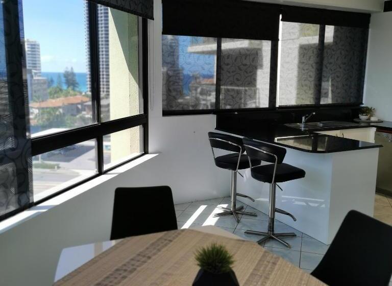 2 Bedroom Apartment with Views, Surfers Hawaiian Holiday Apartments
