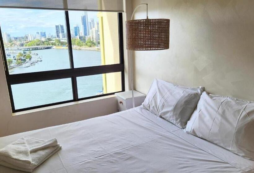 2 Bedroom Apartment with Views, Surfers Hawaiian Holiday Apartments