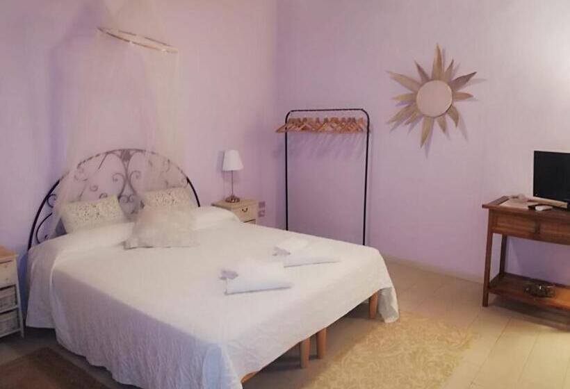 اتاق استاندارد سه نفره, La Rosa Townhouse