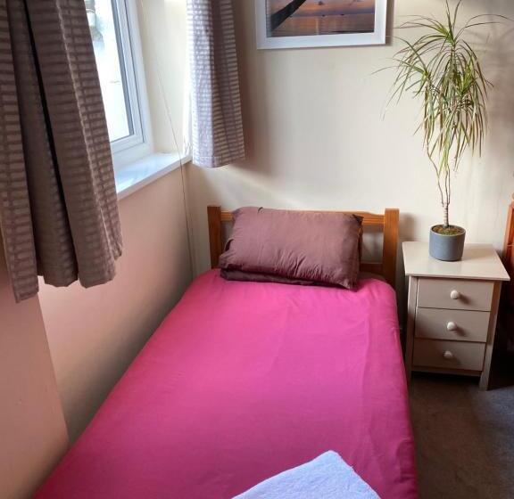 חדר סטנדרט לשלושה עם חדר אמבטיה משוף, Smarties Surf Lodge