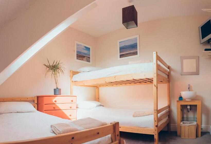 חדר סטנדרט לשלושה עם חדר אמבטיה משוף, Smarties Surf Lodge