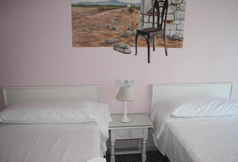 חדר קומפורט לשלושה, Hostal Isabel Ii