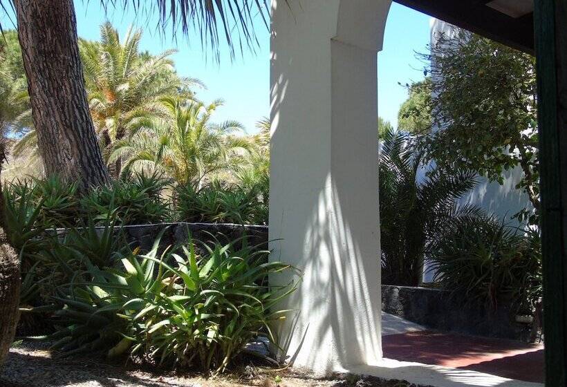اتاق استاندارد سه تخته با چشم‌انداز استخر, Villa Saracina