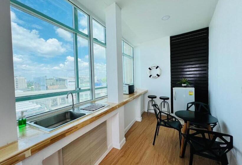 デラックススイート, Lee's Mark Residence