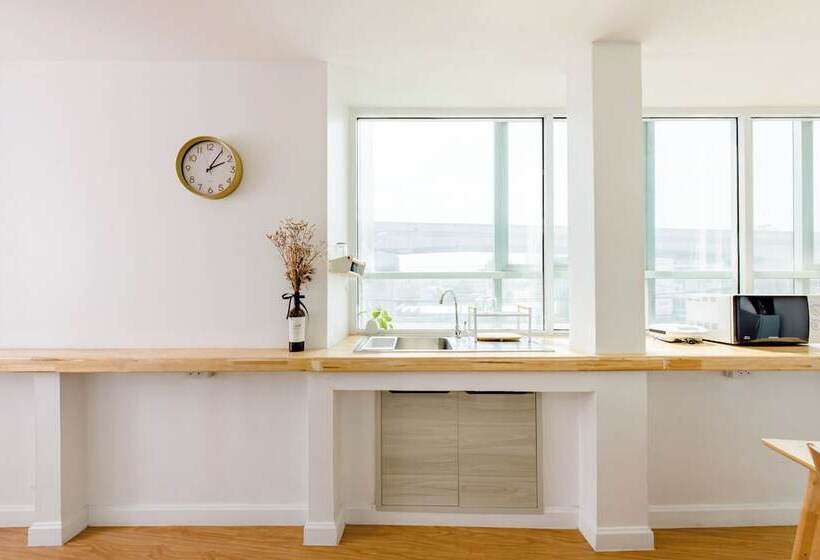 デラックススイート, Lee's Mark Residence