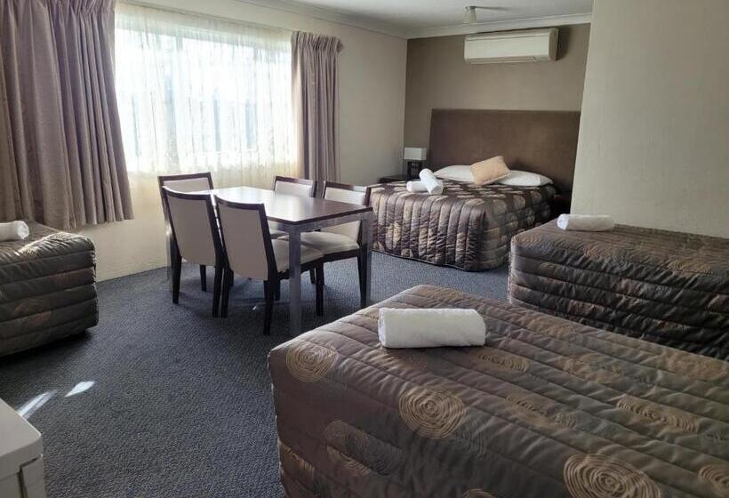 패밀리 룸, Titania Motel