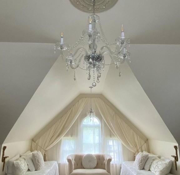 Люкс Повышенной Комфортности, Four Winds Victorian Venue & Suites