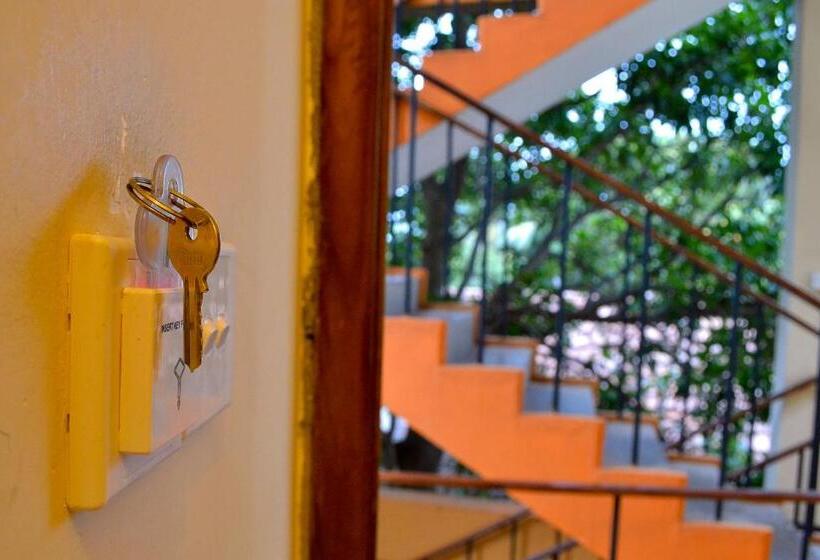 Номер Deluxe с Балконом, Marine Tourist Guest House At Negombo Beach