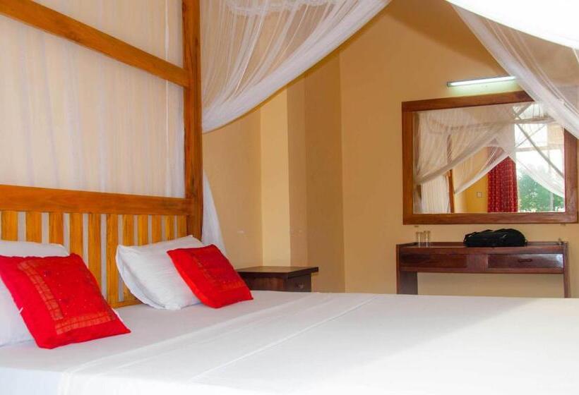 Номер Deluxe с Балконом, Marine Tourist Guest House At Negombo Beach