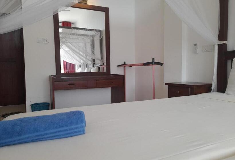 Трехместный Номер Стандарт с Балконом, Marine Tourist Guest House At Negombo Beach