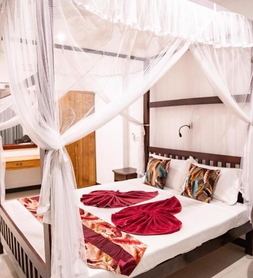 Номер Superior Вид на Море с Балконом, Marine Tourist Guest House At Negombo Beach