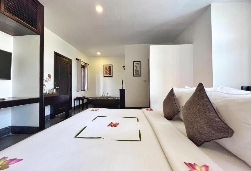 اتاق لوکس با چشم‌انداز استخر, The Bliss Angkor