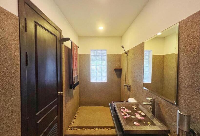 اتاق لوکس با چشم‌انداز استخر, The Bliss Angkor