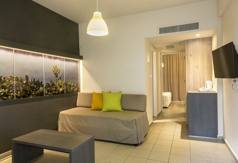 Семейный Номер Вид на Бассейн, Mayfair Gardens