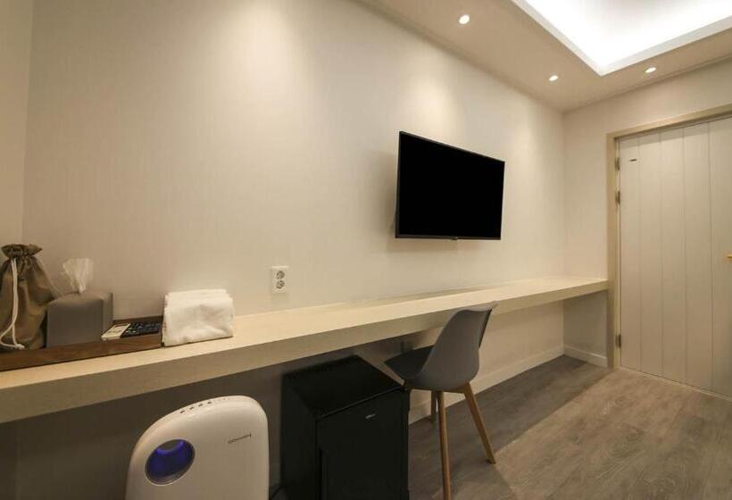 Номер Стандарт, Backpackers In Yeosu