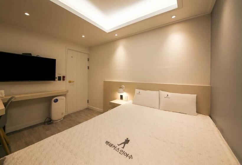 Номер Стандарт, Backpackers In Yeosu