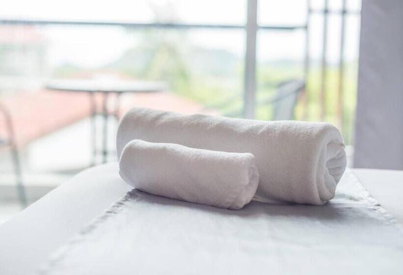 اتاق لوکس با بالکن, Lemonade Phuket Hotel  Sha Plus